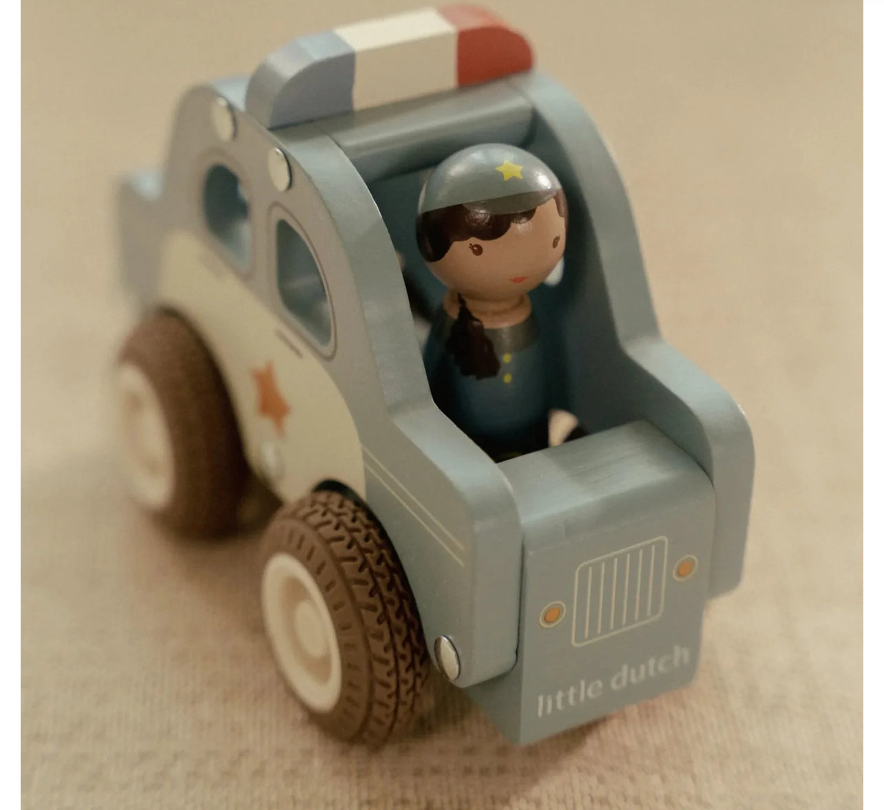 سيارة شرطة خشبية