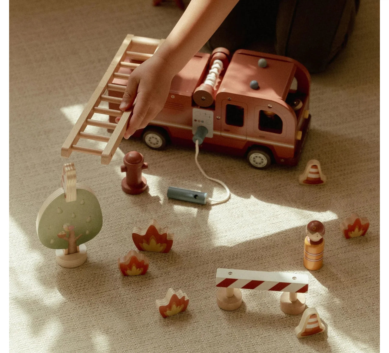 شاحنة اطفاء خشبية كبيرة