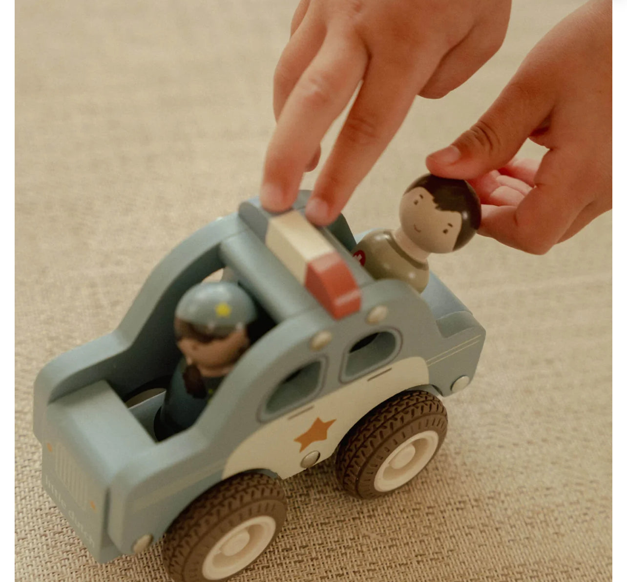 سيارة شرطة خشبية