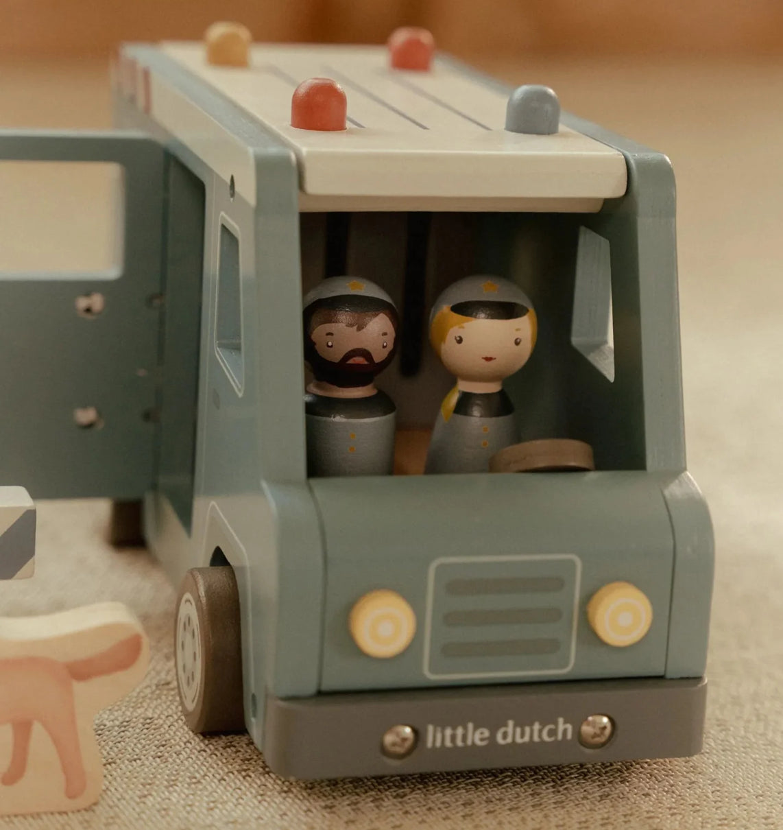 شاحنة شرطة خشبية