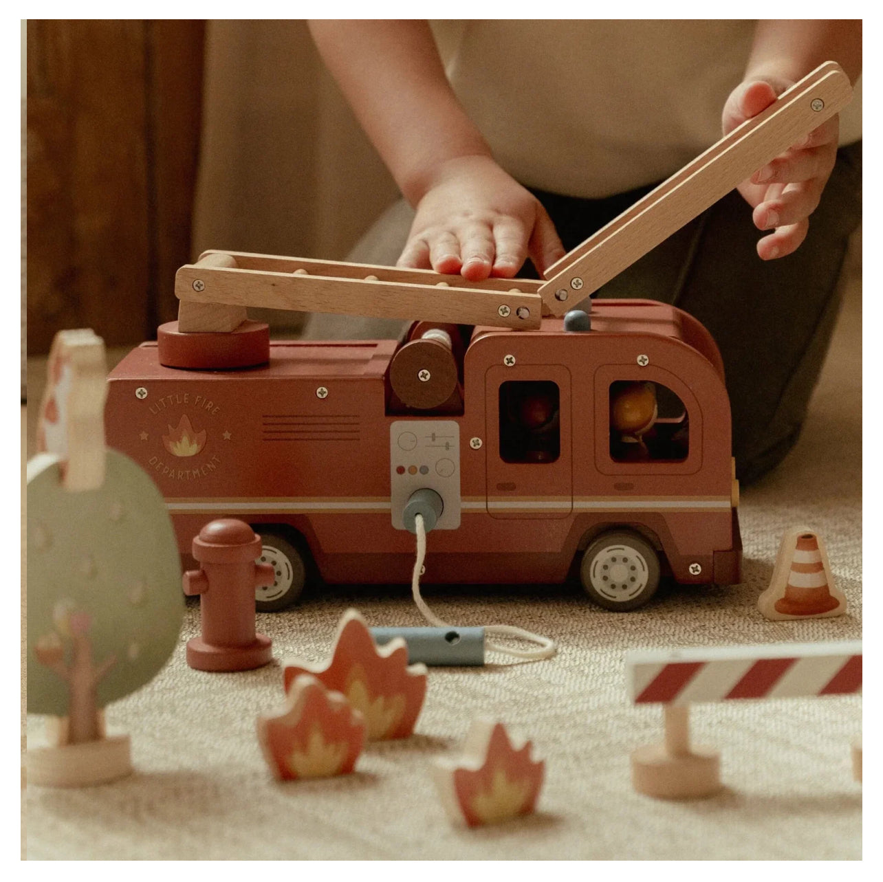 شاحنة اطفاء خشبية كبيرة