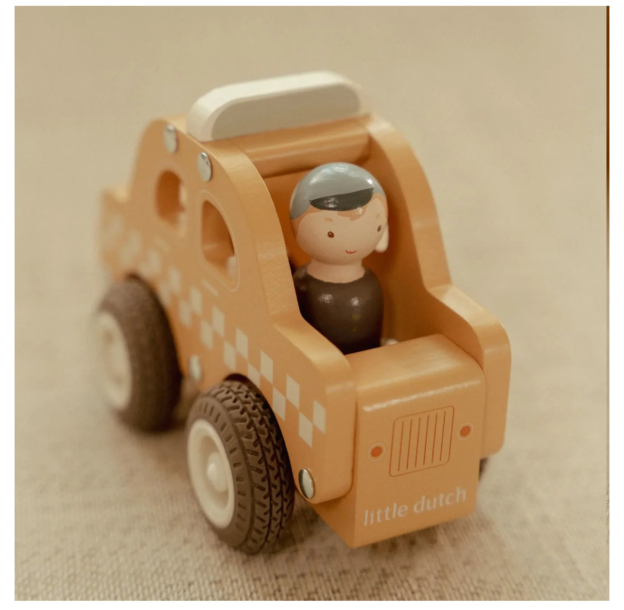 سيارة تكسي خشبية