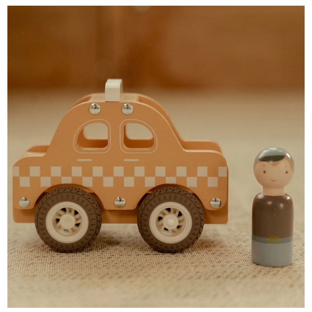 سيارة تكسي خشبية