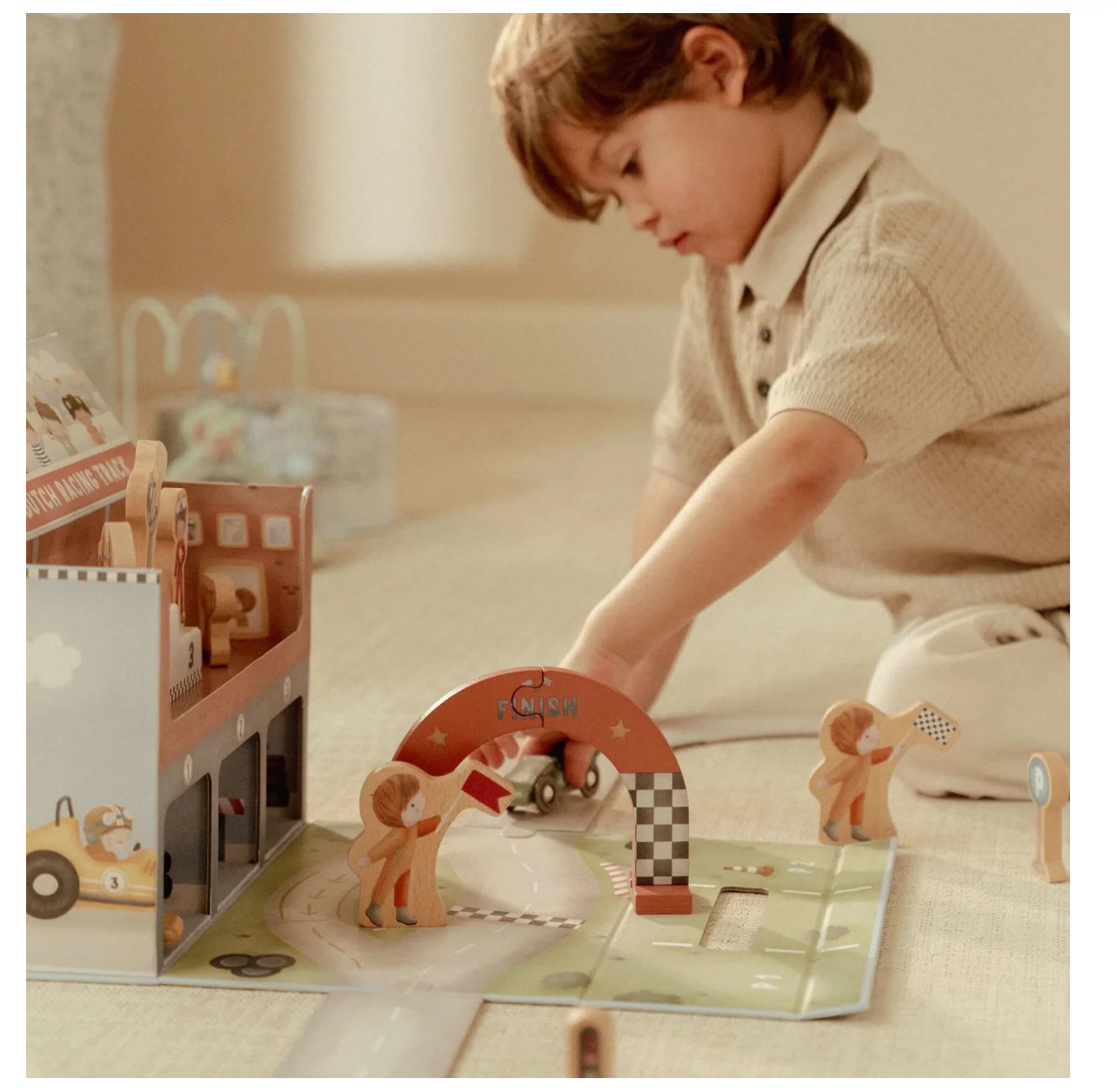 مضمار سباق خشبي في حقيبة